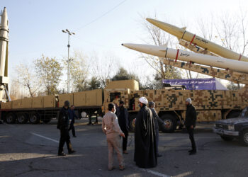 Iran warns it will build nukes